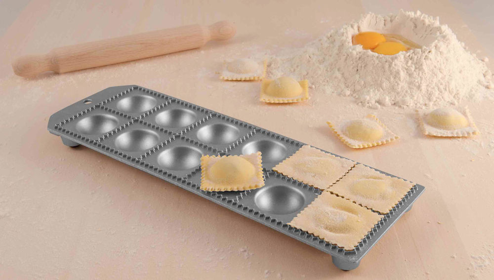 https://breadtopia.com/wp-content/uploads/2014/09/pasta-tools-eppicotispai-round-ravioli-maker-8x-01.jpg
